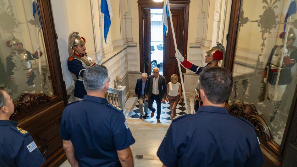 AUTORIDADES LLEGANDO AL MINISTERIO DEL INTERIOR