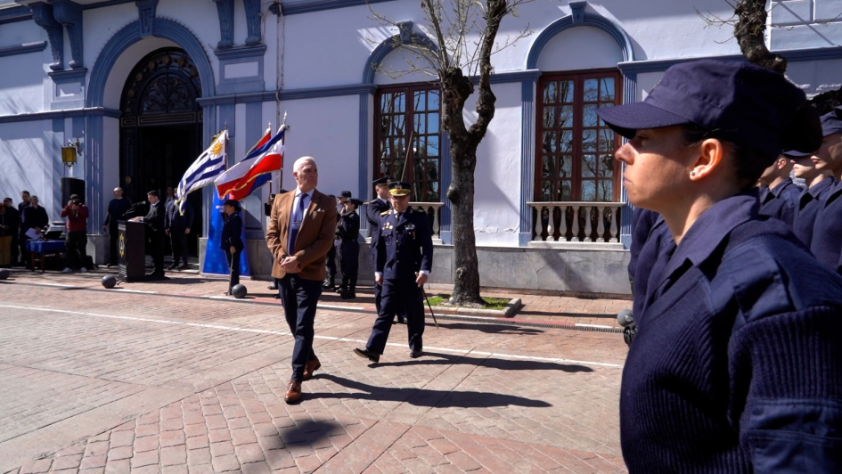 Ministro pasando revista a la formación policial 