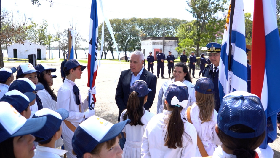 Ministro con niños de la escuela de Villa Constitución Ministro con niños de la escuela de Villa Constitución