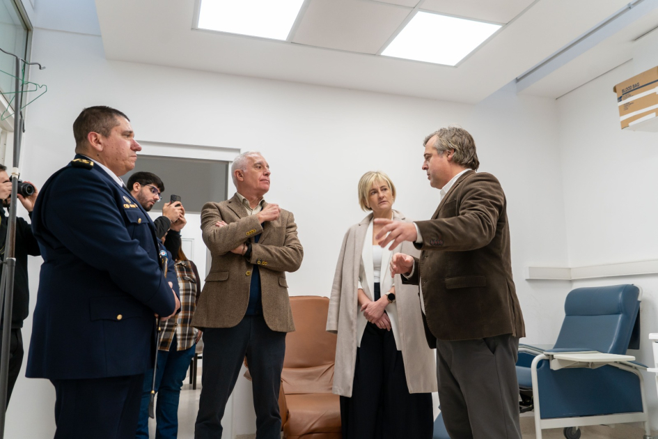 autoridades recorriendo las instalaciones del Hospital Policial autoridades recorriendo las instalaciones del Hospital Policial