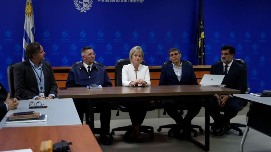 Ministra (I) junto al Director de la Policía Nacional y autoridades de la OEA y BID