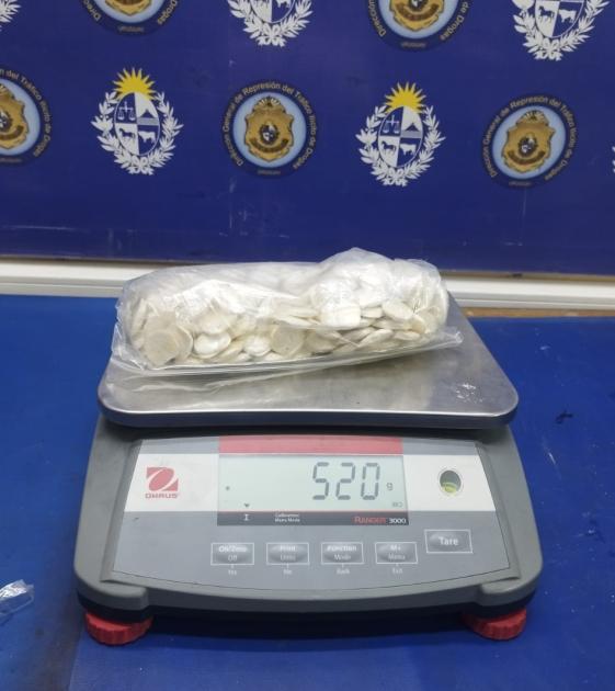 Incautan casi 3 kilos de cocaína camuflados en ropa y carteras enviados desde Uruguay a Asia Incautan casi 3 kilos de cocaína camuflados en ropa y carteras enviados desde Uruguay a Asia