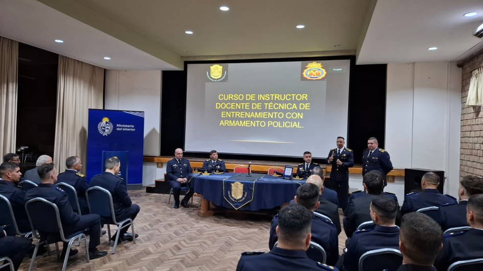 Instructor docente de técnica de entrenamiento con armamento policial