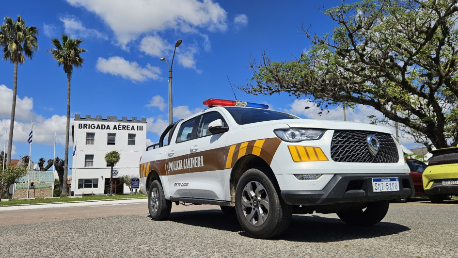 Móvil de la Dirección Nacional de Policía Caminera. Móvil de la Dirección Nacional de Policía Caminera.