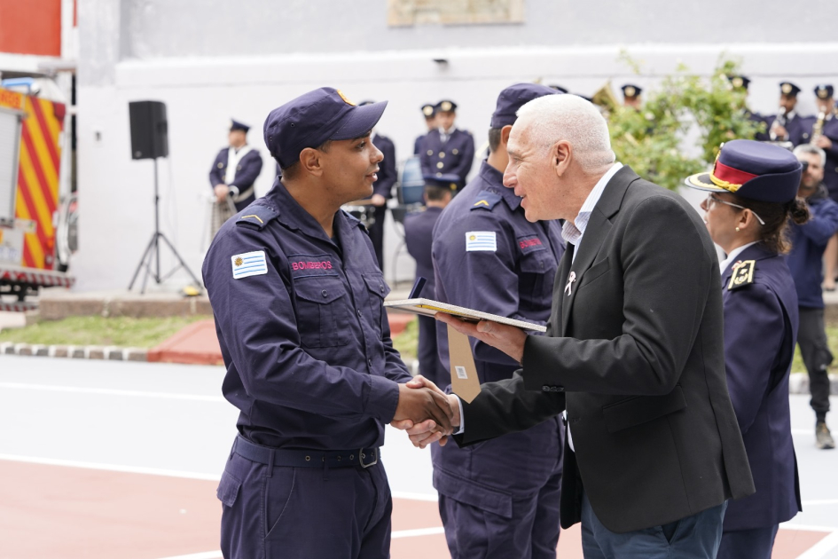 Ministro entrega reconocimientos en Ministro en el 138 aniversario de Bomberos Ministro entrega reconocimientos en Ministro en el 138 aniversario de Bomberos