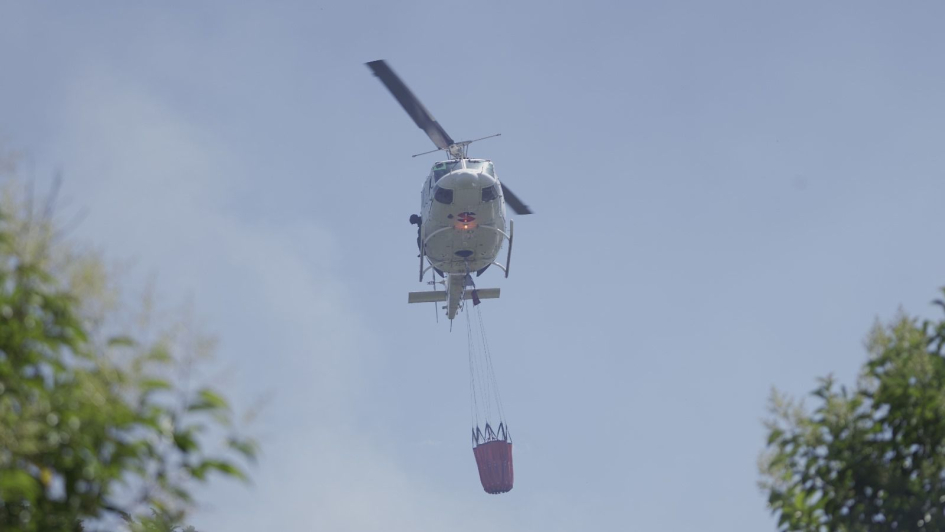 helicóptero de la Policía Nacional cobatiendo incendio helicóptero de la Policía Nacional cobatiendo incendio
