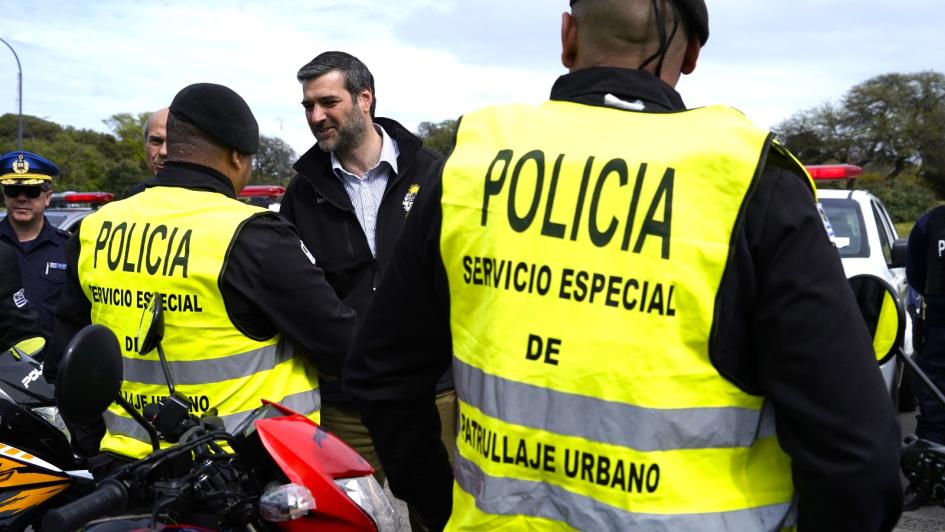 minsitro saludando a los policías 