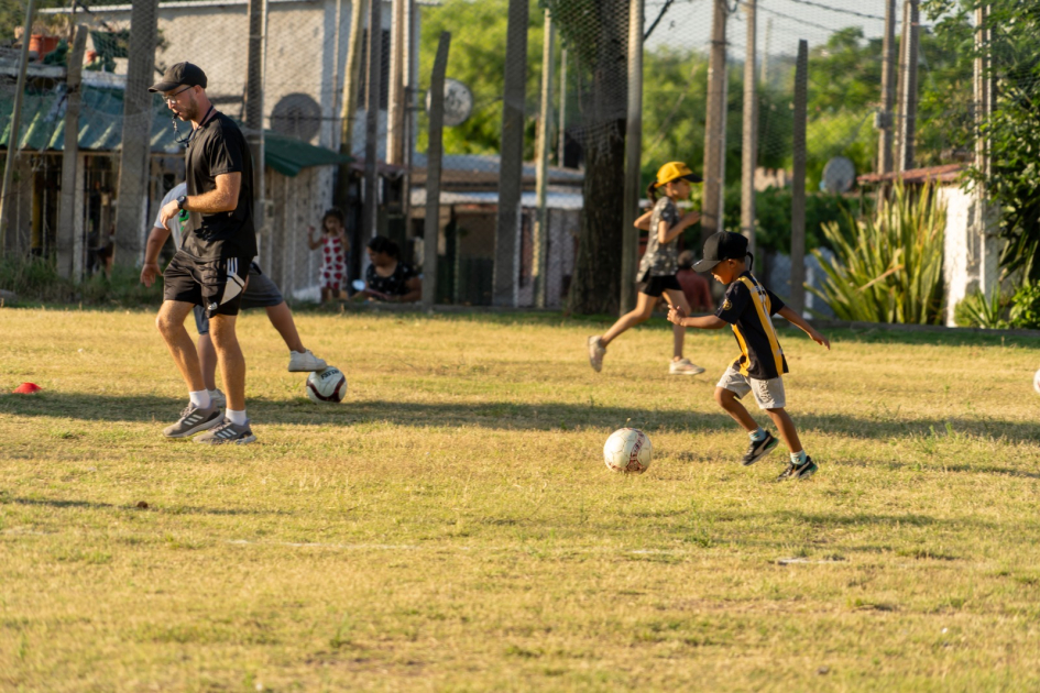 Jóvenes jugando al fútbol durante el lanzamiento del programa