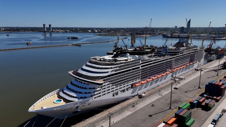vista aérea de un crucero en el Puerto de Montevideo vista aérea de un crucero en el Puerto de Montevideo