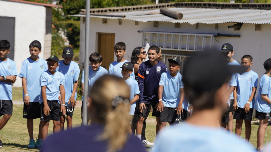 niños participando de la colonia de verano niños participando de la colonia de verano