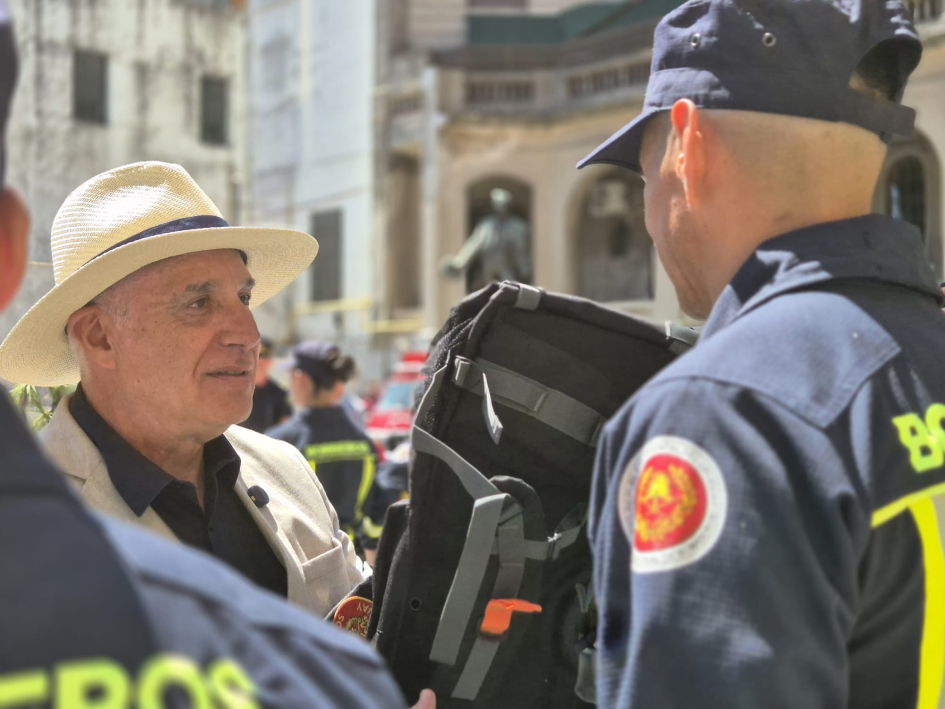 Ministro saludando a cada uno de los integrantes de la delegación Ministro saludando a cada uno de los integrantes de la delegación