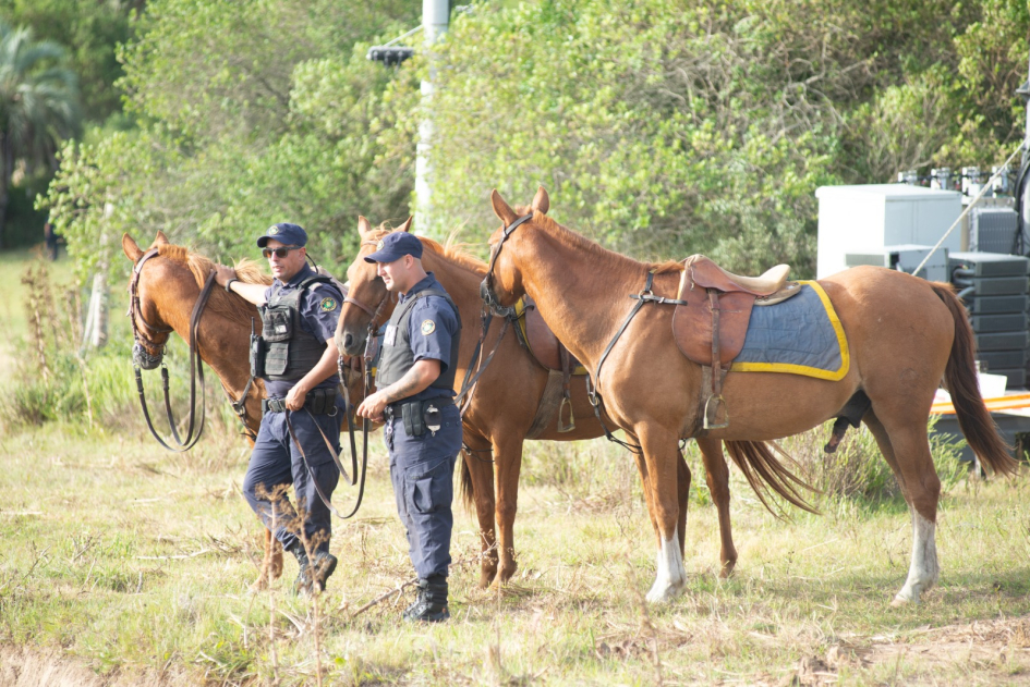 policías durante el operativo en la Fortaleza de Santa Teresa 
