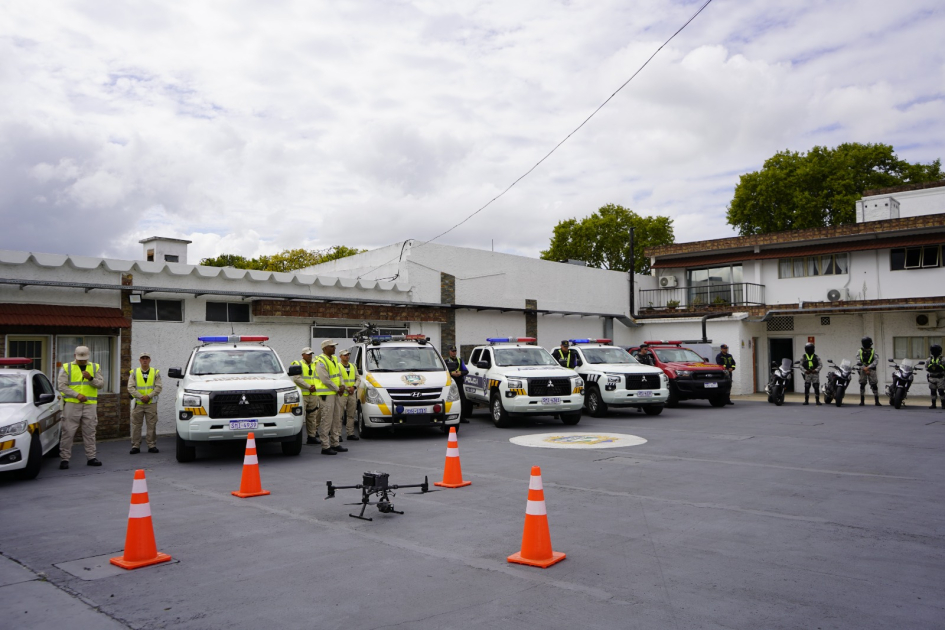 móviles armados en la Plaza de Armas de Caminera móviles armados en la Plaza de Armas de Caminera