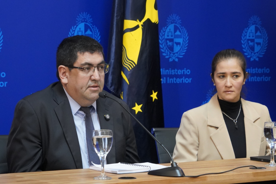 Un hombre y una mujer tras escritorio