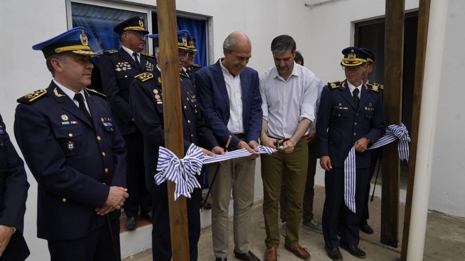 autoridades cortando la cinta de inauguración