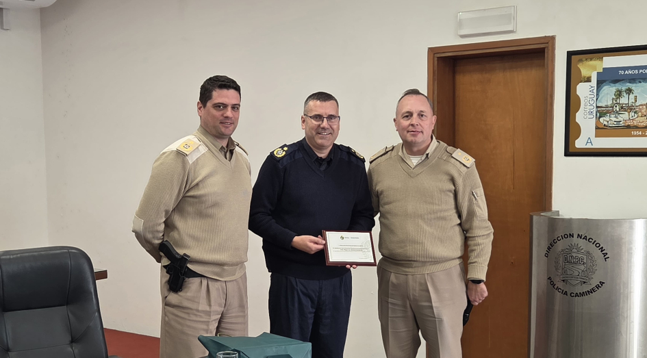 Entrega de presente al Crio. Mayor Lic. Richard Gutiérrez