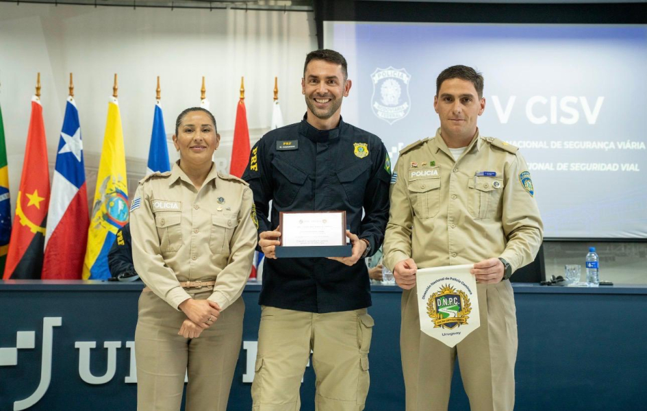 Efectivos de Policía Caminera haciendo entrega de presentes a PRF.