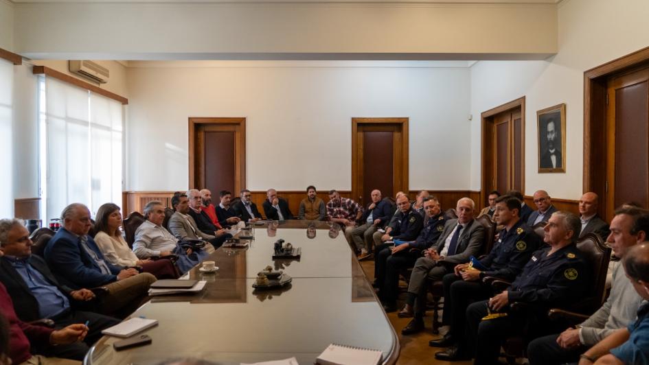 Ministro del Interior y autoriades policiales reunidos con la Cámara de Comercio y Servicios Ministro del Interior y autoriades policiales reunidos con la Cámara de Comercio y Servicios