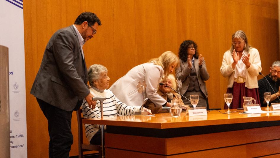 Vicepresidenta y Secretario de la Presidencia hacen entrega de una artersanía madres Vicepresidenta y Secretario de la Presidencia hacen entrega de una artersanía a madres homenajeadas