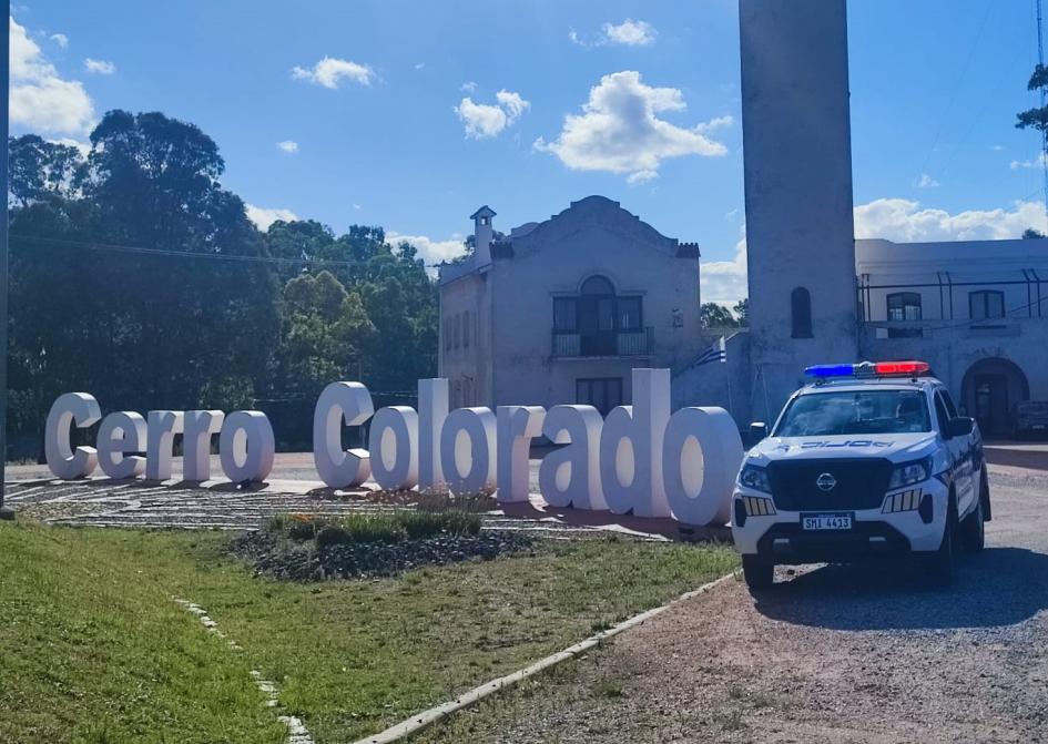 Móvil policial y cartel de Cerro Colorado Móvil policial y cartel de Cerro Colorado