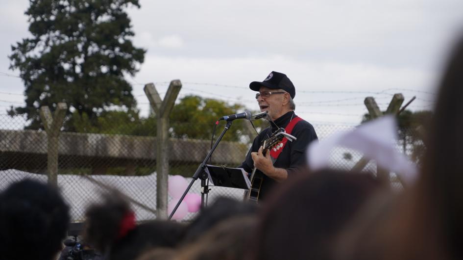 León Gieco lleva su música y mensaje de esperanza a mujeres privadas de libertad León Gieco lleva su música y mensaje de esperanza a mujeres privadas de libertad