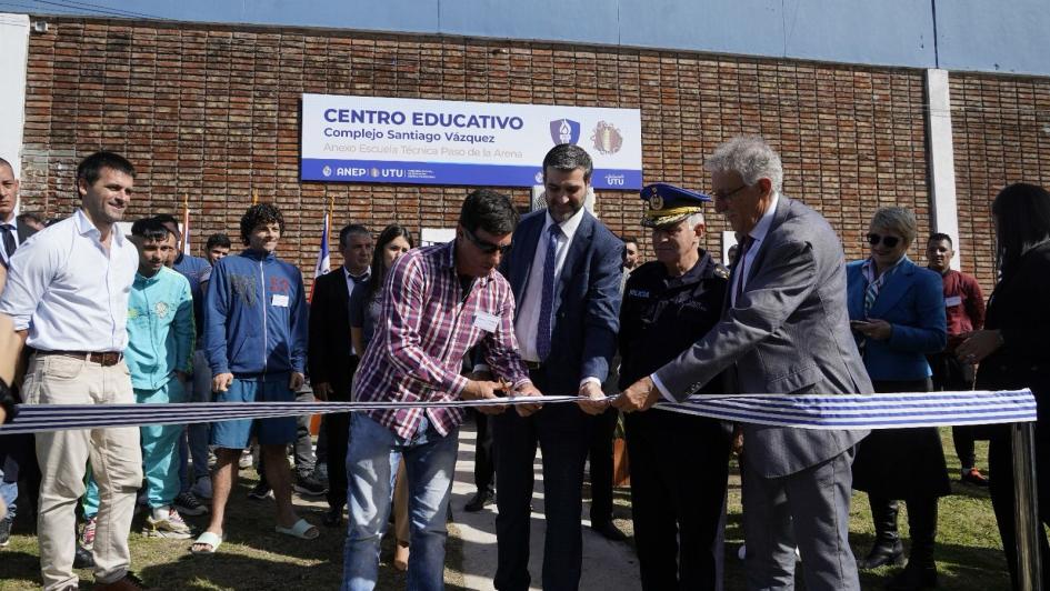 autoridades cortando la cinta 