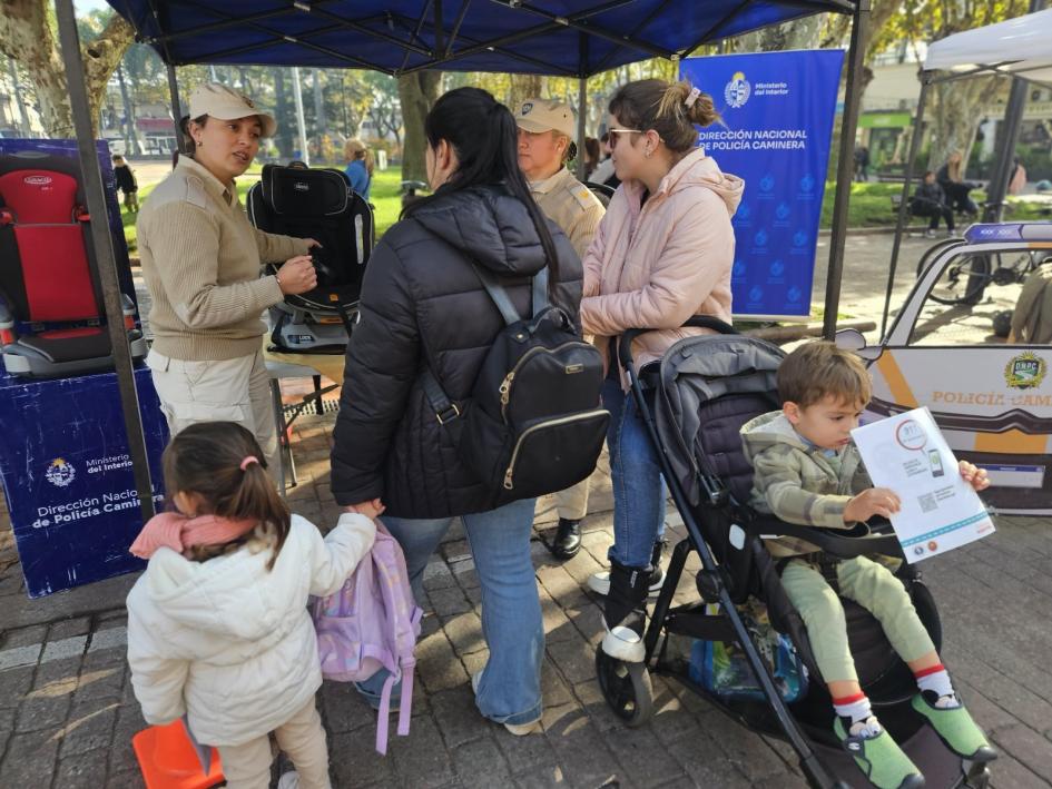 Madres consultando sobre el correcto uso de los sistemas de retención infantil. Madres consultando sobre el correcto uso de los sistemas de retención infantil.