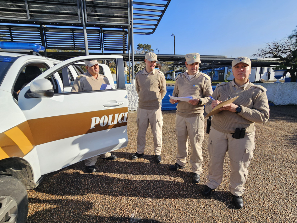 Funcionarios de Policía Caminera realizando registro de prueba práctica Funcionarios de Policía Caminera realizando registro de prueba práctica