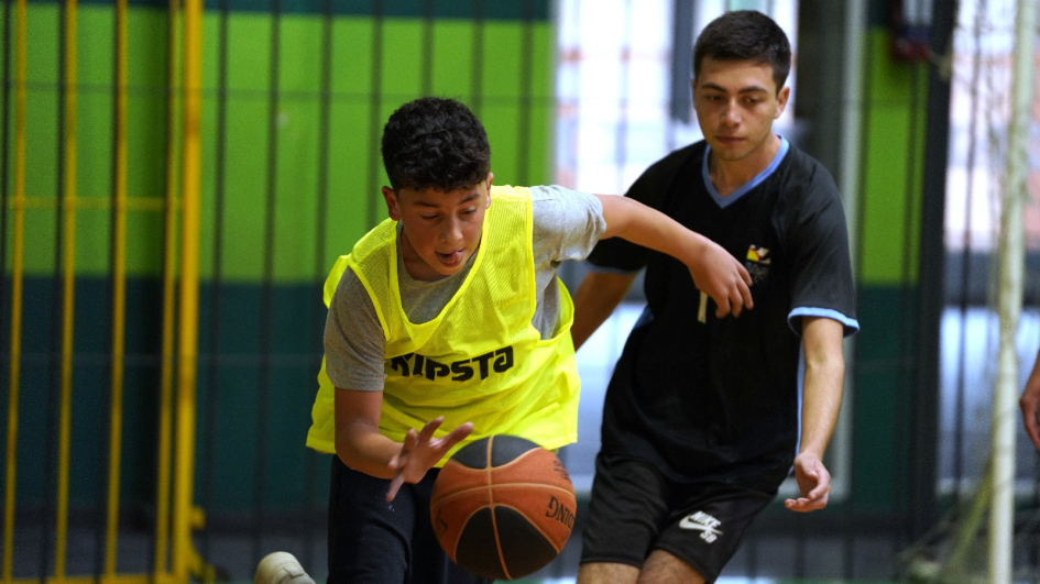 alumnos d eliceos jugando al Básquetbol