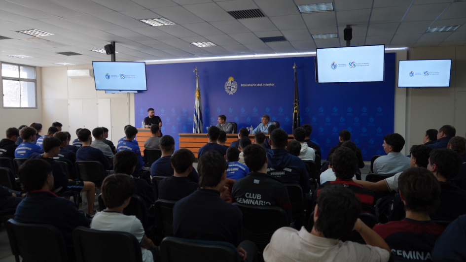 Charla del Programa Pelota al Medio junto a Diego Aguirre y Sebastián Eguren Charla del Programa Pelota al Medio junto a Diego Aguirre y Sebastián Eguren