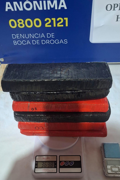 6 ladrillos de marihuana sobre balanza electrónica