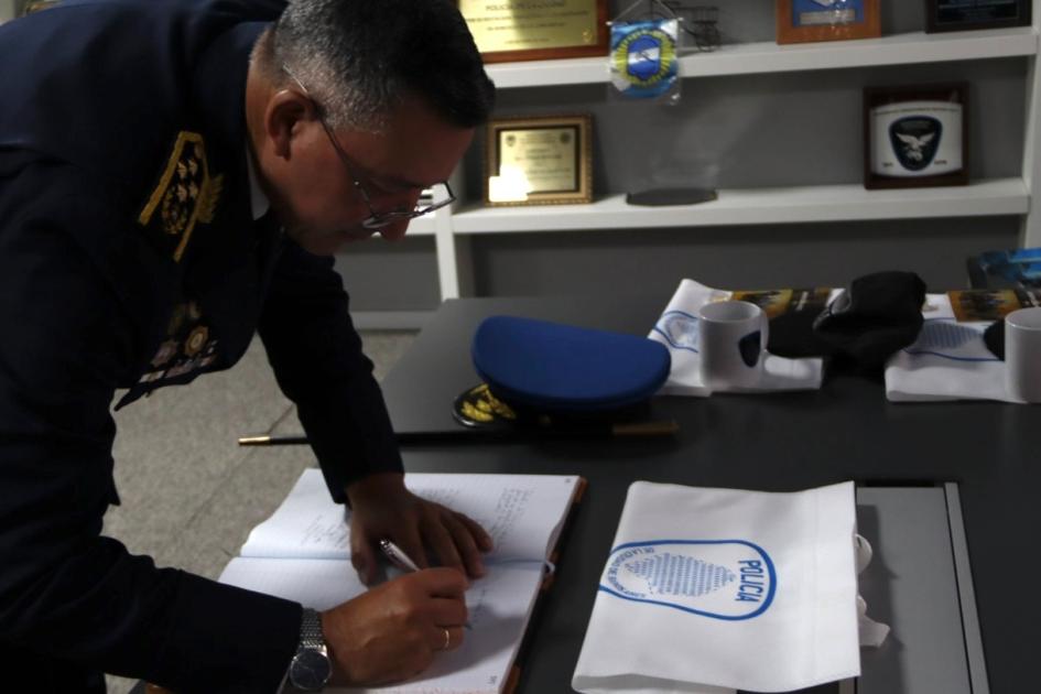 Director de la Policía Nacional firmando libro de honor. Director de la Policía Nacional firmando libro de honor.