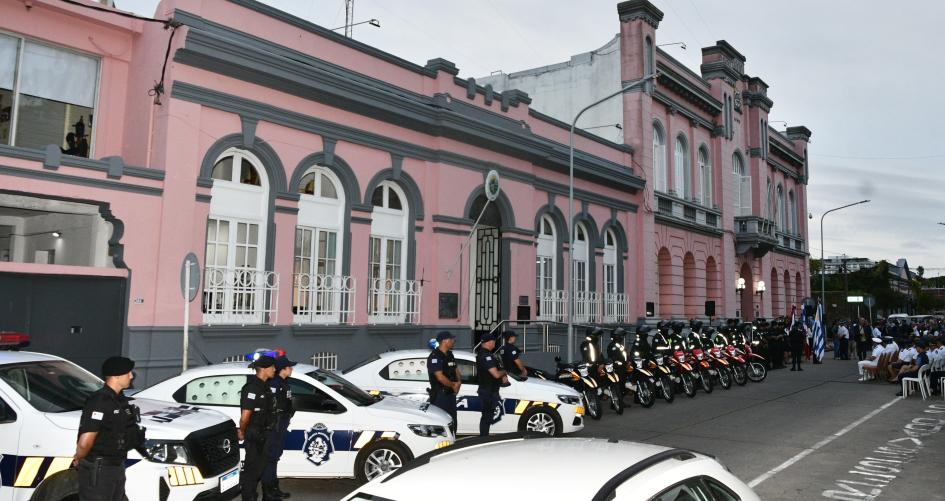policias formados en la calle durante el acto de asuncion de autoridades de Jefatura de Maldonado