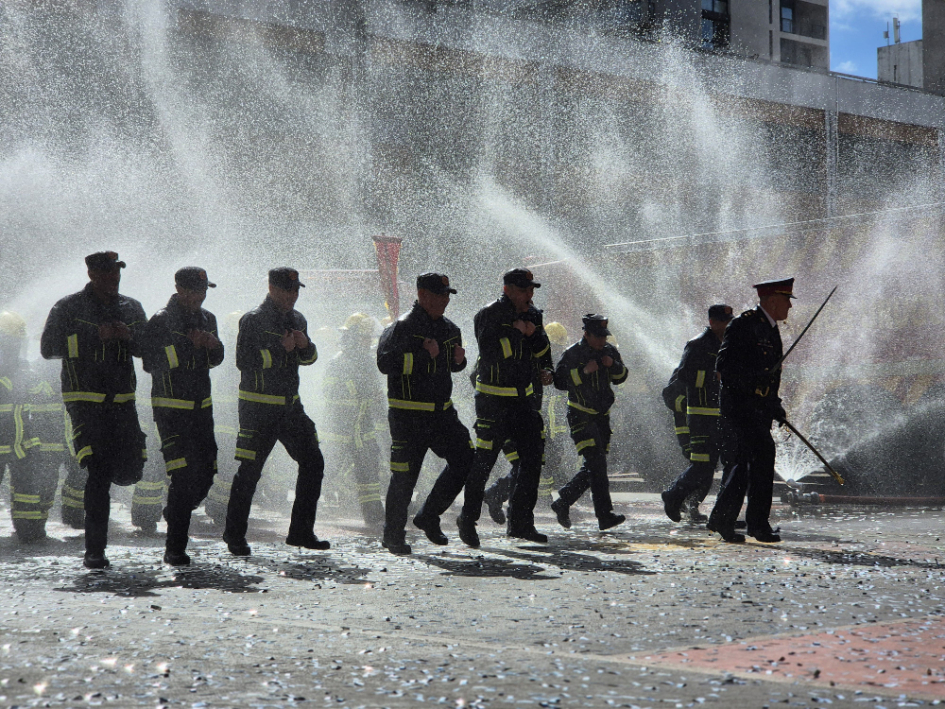 Egresan 134 bomberos en una emotiva ceremonia marcada por el recuerdo y el deber