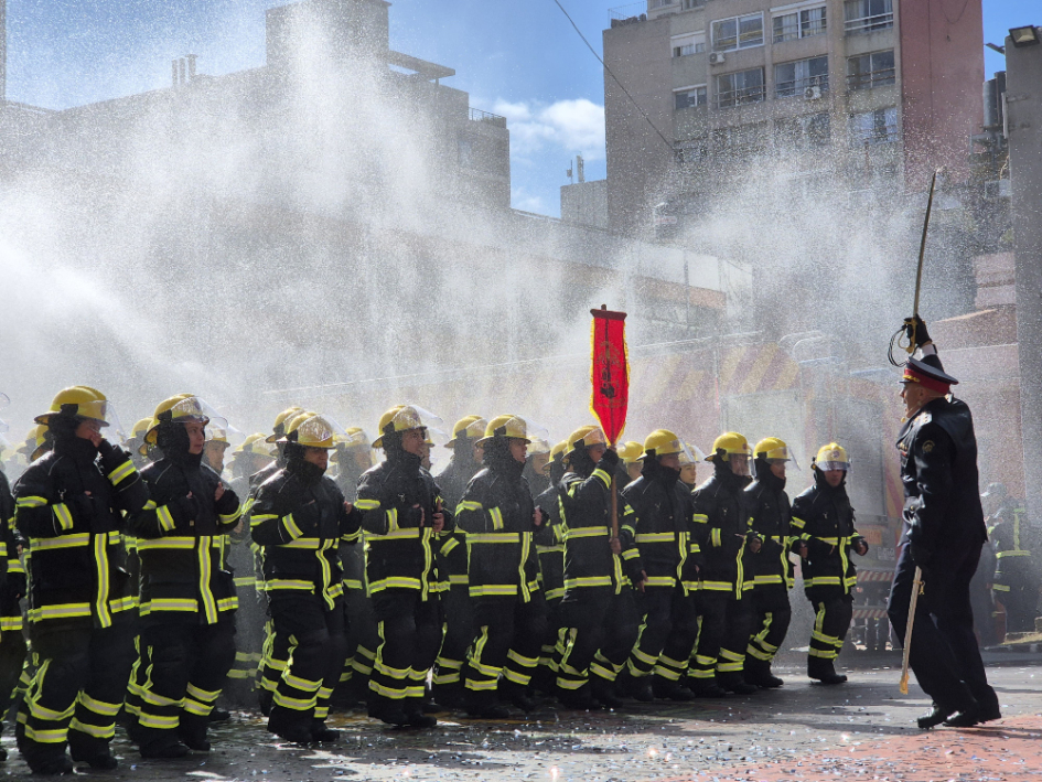Egresan 134 bomberos en una emotiva ceremonia marcada por el recuerdo y el deber