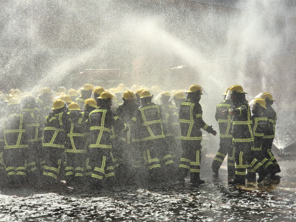 Egresan 134 bomberos en una emotiva ceremonia marcada por el recuerdo y el deber