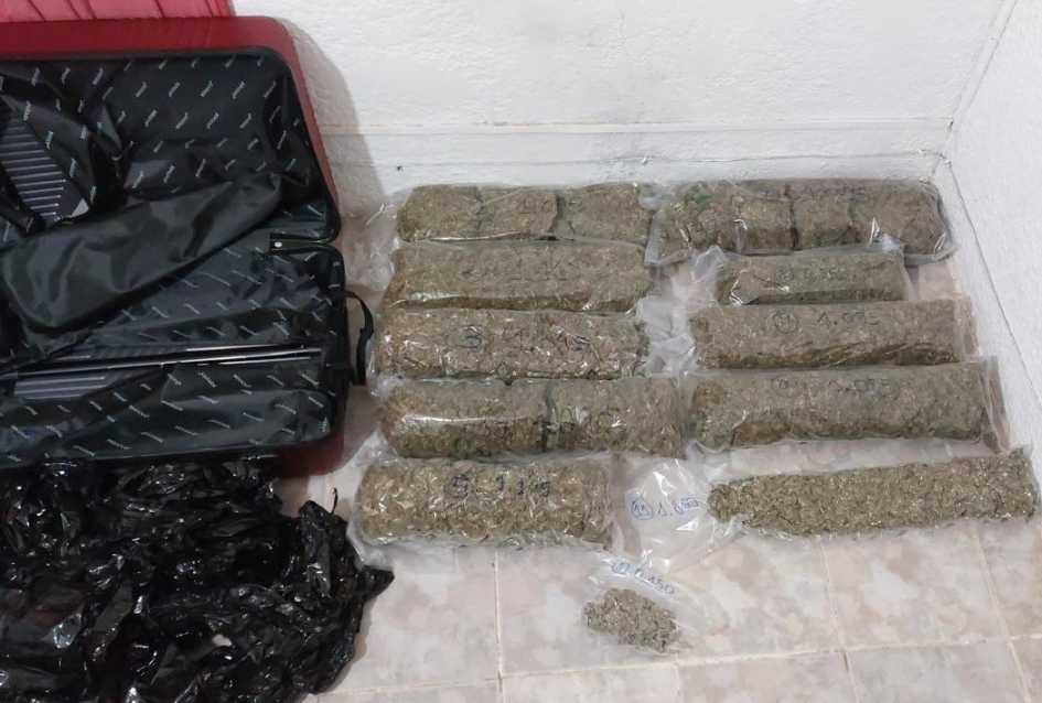 Droga y valija.
