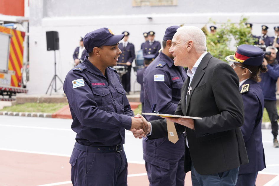 Ministro entrega reconocimientos en Ministro en el 138 aniversario de Bomberos Ministro entrega reconocimientos en Ministro en el 138 aniversario de Bomberos