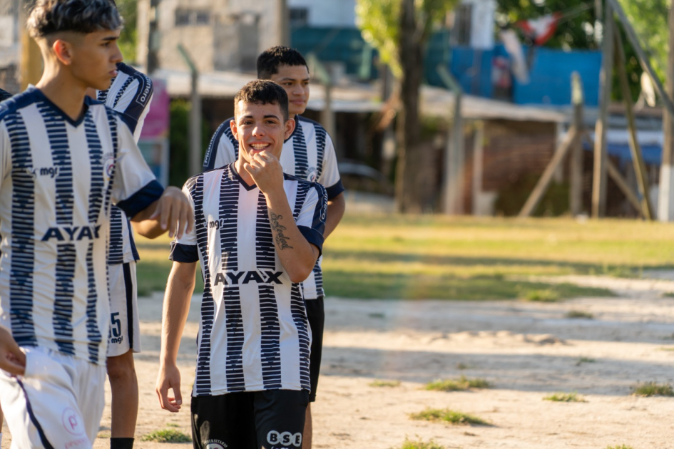 Jóvenes jugando al fútbol durante el lanzamiento del programa