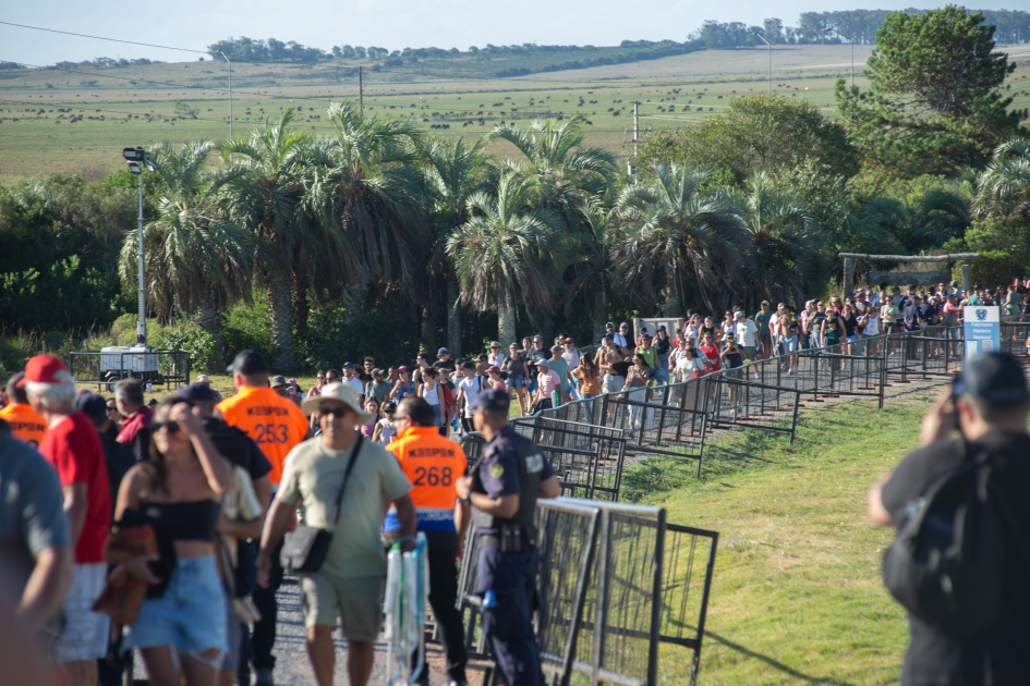 policías durante el operativo en la Fortaleza de Santa Teresa 