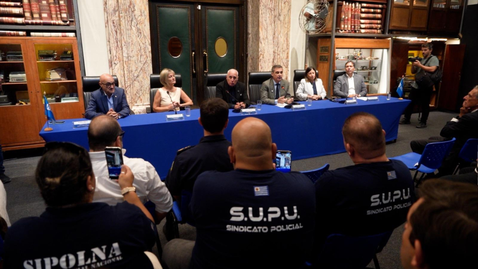 autoridades durante la firma del convenio