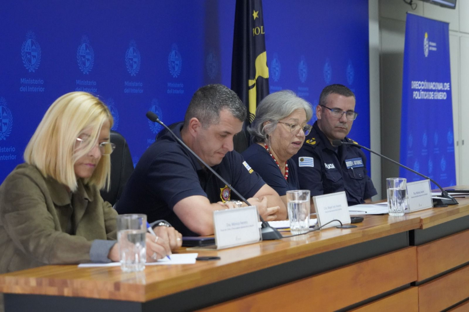 Dra. Esc. Mariella Leles da Silva, Ivor Álvarez, Mónica Xavier, Richard Gutierrez Dra. Esc. Mariella Leles da Silva, Ivor Álvarez, Mónica Xavier, Richard Gutierrez