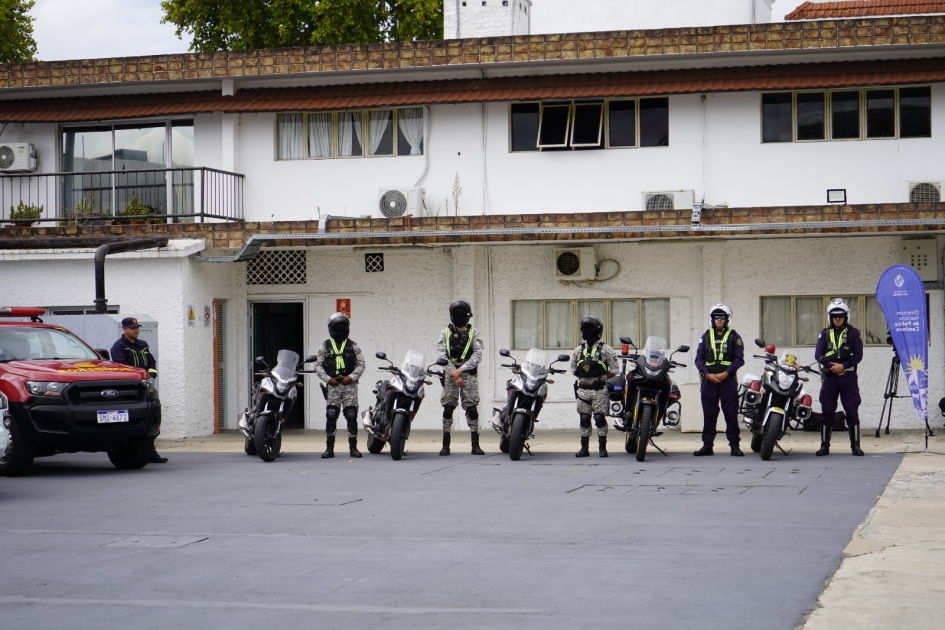 móviles armados en la Plaza de Armas de Caminera móviles armados en la Plaza de Armas de Caminera