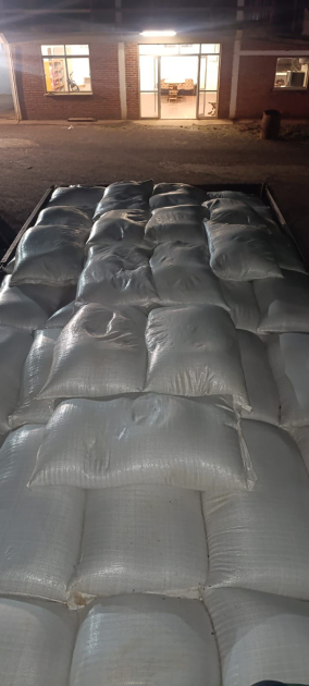 Bolsas de avena y de semillas para pastura forrajera en la caja del camión.