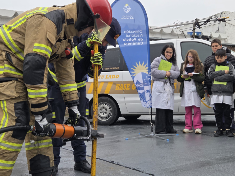 Funcionario de Bomberos realizando demostración práctica con diferentes herramientas Funcionarios de Bomberos realizando demostración práctica con diferentes herramientas