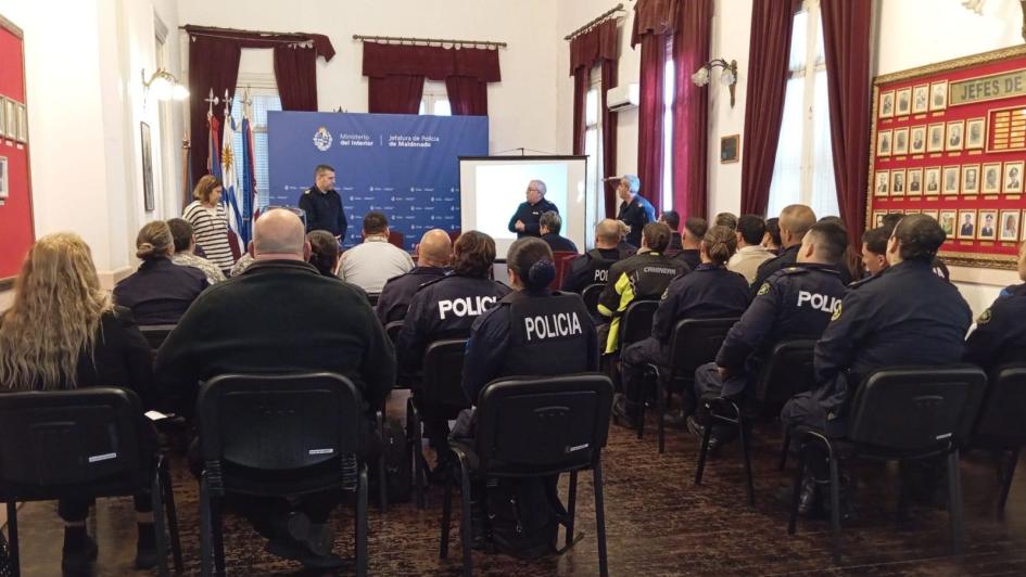 Inicio del Taller en la Jefatura de Policía de Maldonado Taller en Jefatura de Policía de Maldonado