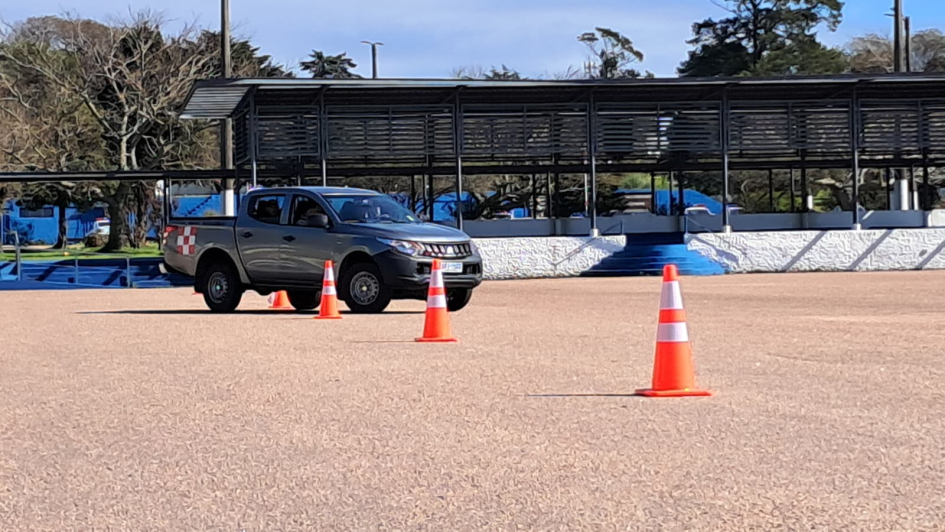 Camioneta realizando slalom hacia adelante y hacia atrás