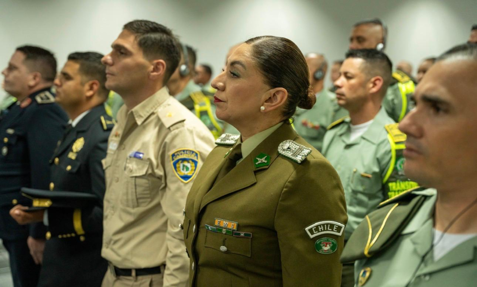Oficial Principal Federico Salmentón en acto de entrega de certificados.