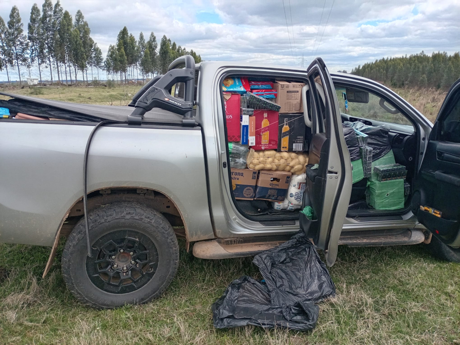 Contrabando en el interior de camioneta que fue detenida tras persecución. Contrabando en el interior de camioneta que fue detenida tras persecución.