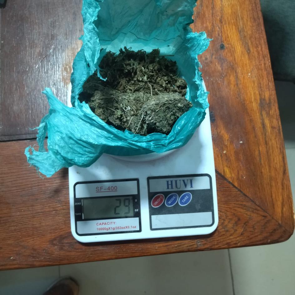 pesaje de uno de los envoltorios incautados en el morral. pesaje de uno de los envoltorios incautados en el morral.